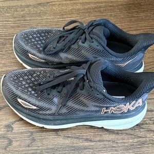 Hoka Women’s Clifton 9 sneakers size 7
